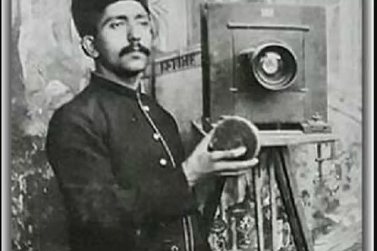 عجیب ترین عکس یادگاری جمعی ایران و شاید جهان را ببینید / خلاقیت طنزآلود تهرانی های دوره قاجار