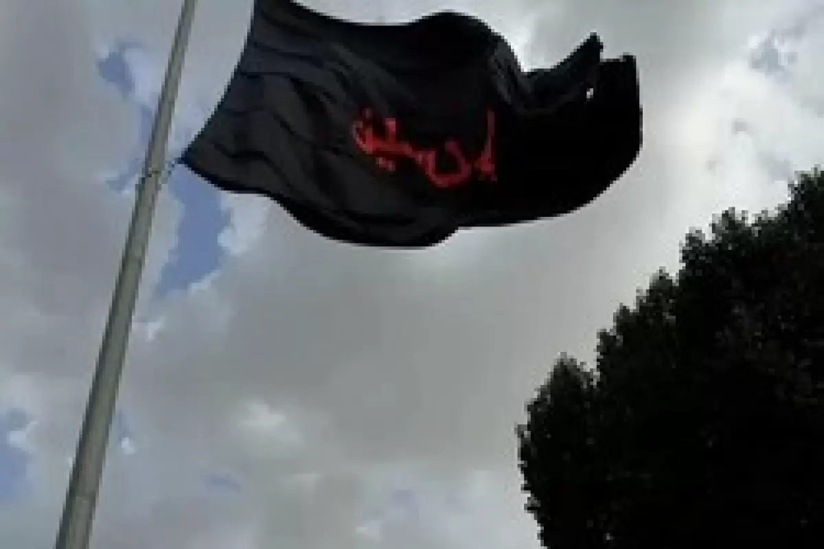 پرچم عزای امام حسین (ع) متبرک به عتبات عالیات به اهتزاز درآمد