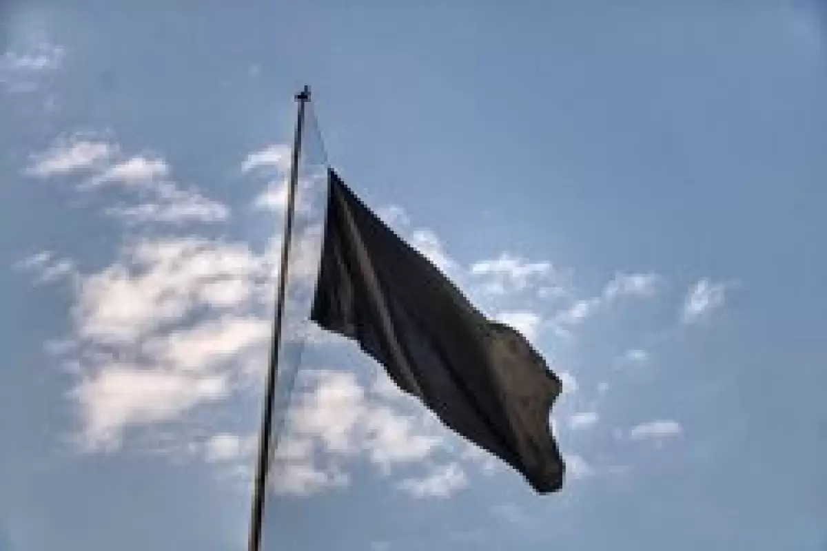 پرچم عزای حسینی بر فراز بلندترین سکوی پرچمی ایران برافراشته شد