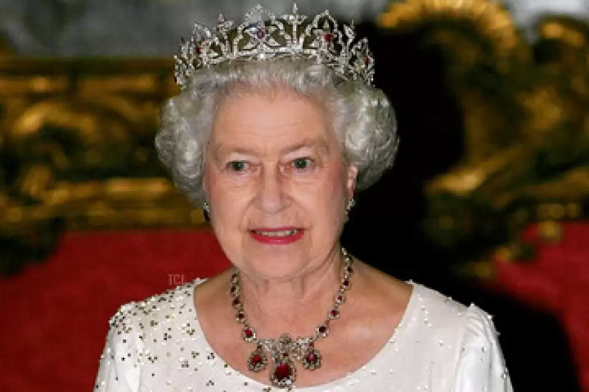 عکسl بخشی از گران‌ترین جواهرات ملکه الیزابت را ببینید