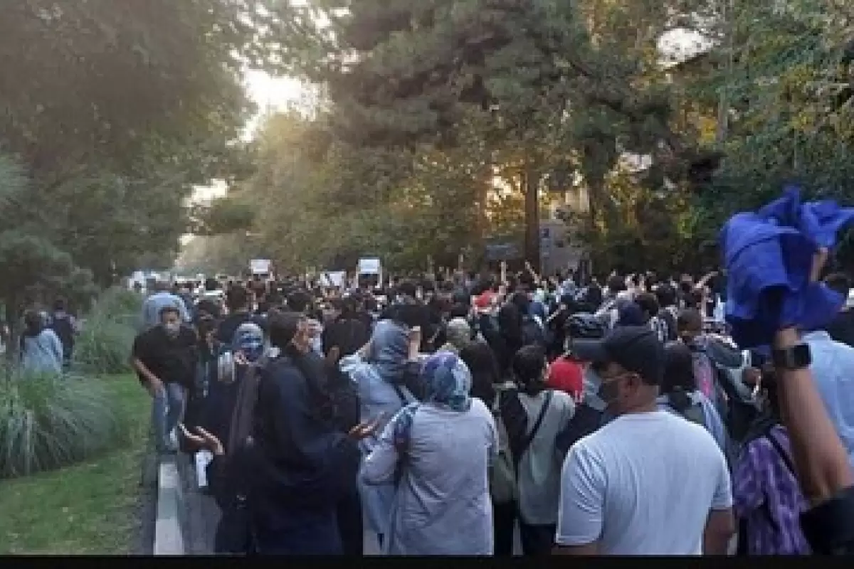 روزنامه جمهوری اسلامی: مسئولان ‌مثل مردم عادی زندگی کنند تا ببینند نارضایتی در جامعه فراوان است/ چرا نسبت به معترضان، انعطاف نشان نمی‌دهید؟