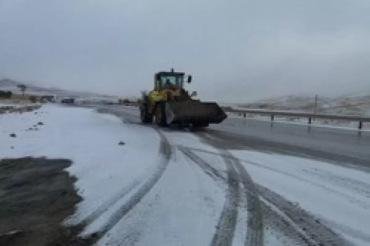 ممنوعیت تردد تریلر در محور درگز خراسان رضوی بر اثر بارش برف