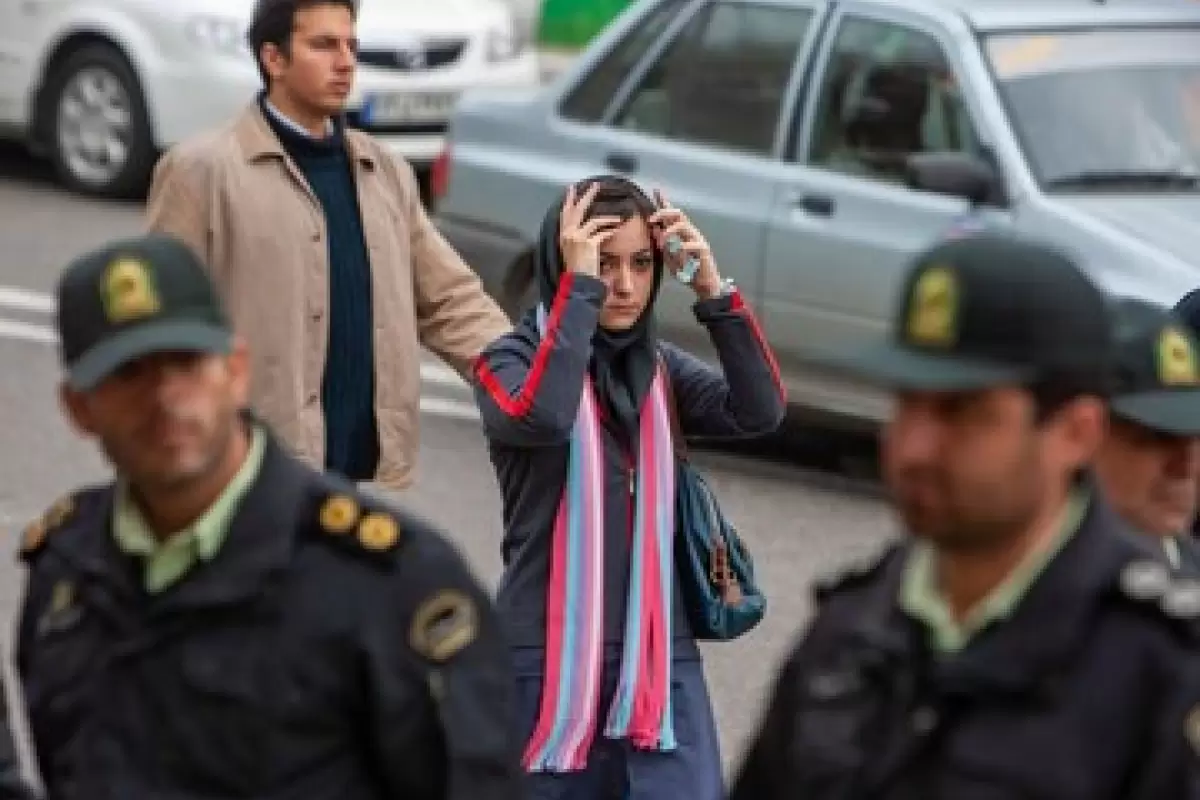 اصرار حکومت در حجاب اجباری باعث تقابل دولت و ملت شد