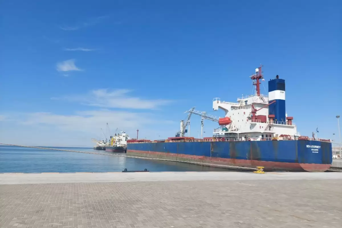 پهلوگیری همزمان ۵ کشتی حامل کالای اساسی و کانتینری در بندر شهید بهشتی چابهار