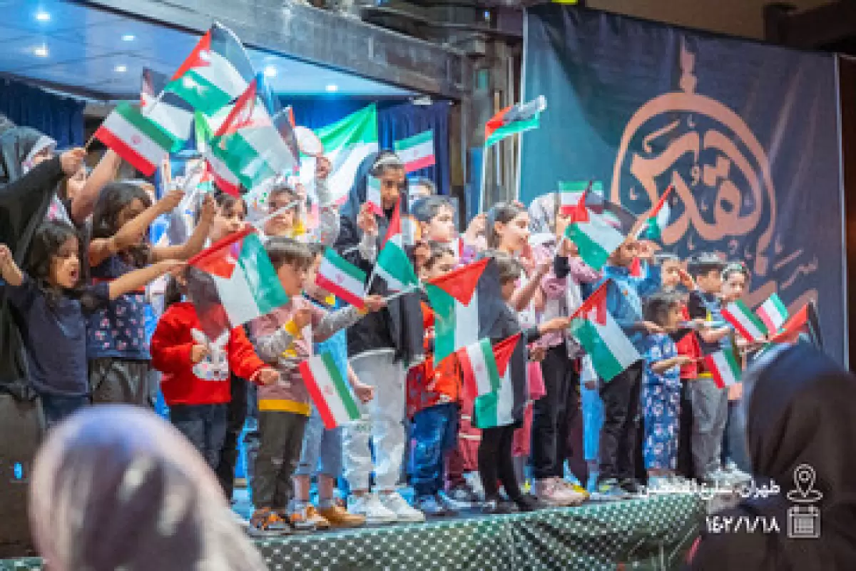 آموزش الفبای مقاومت به کودکان در میدان فلسطین