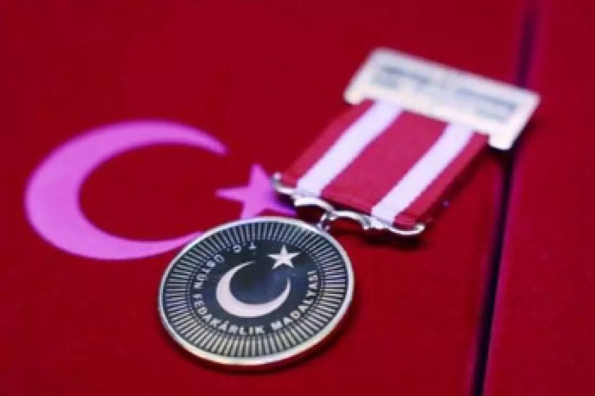 نشان فداکاری کشور ترکیه به رئیس جمعیت هلال احمر ایران اعطا شد