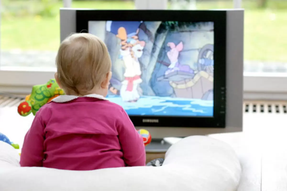 تأثیر تماشای تلویزیون و استفاده از موبایل بر کودکان