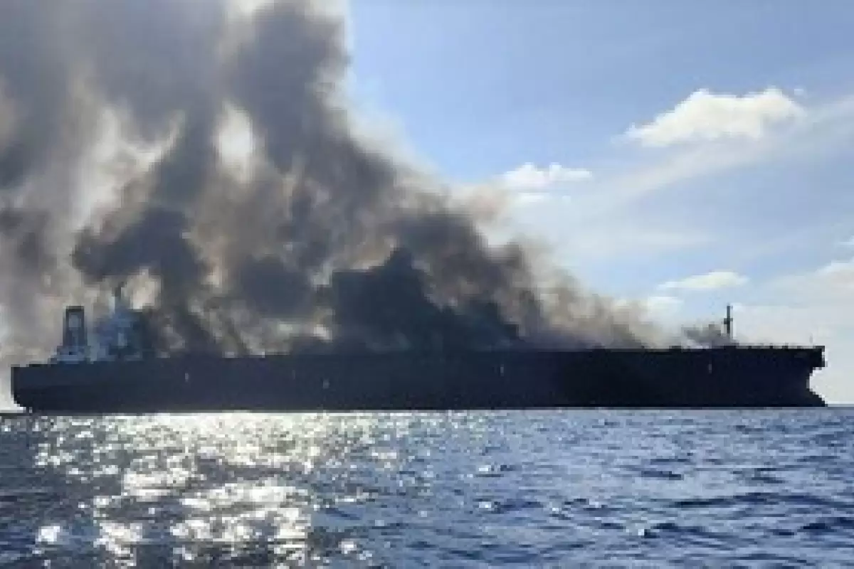 آتش سوزی در نفتکش قدیمی مالزی/ سه خدمه مفقود شدند