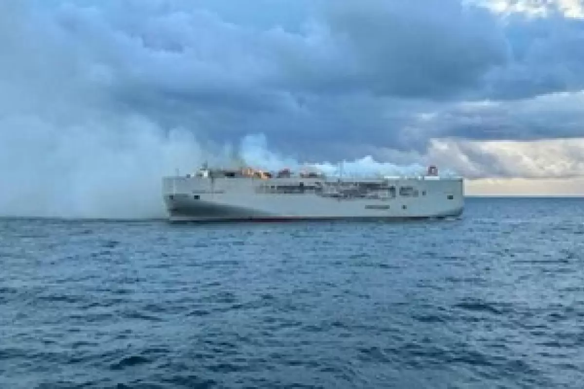 آتش سوزی کشتی باری حامل ۳۰۰۰ خودرو در هلند
