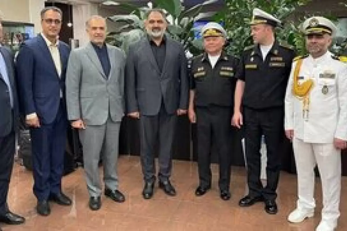 فرمانده نیروی دریایی ایران با هدف شرکت در مراسم روز نیروی دریایی روسیه وارد سن پترزبورگ شد