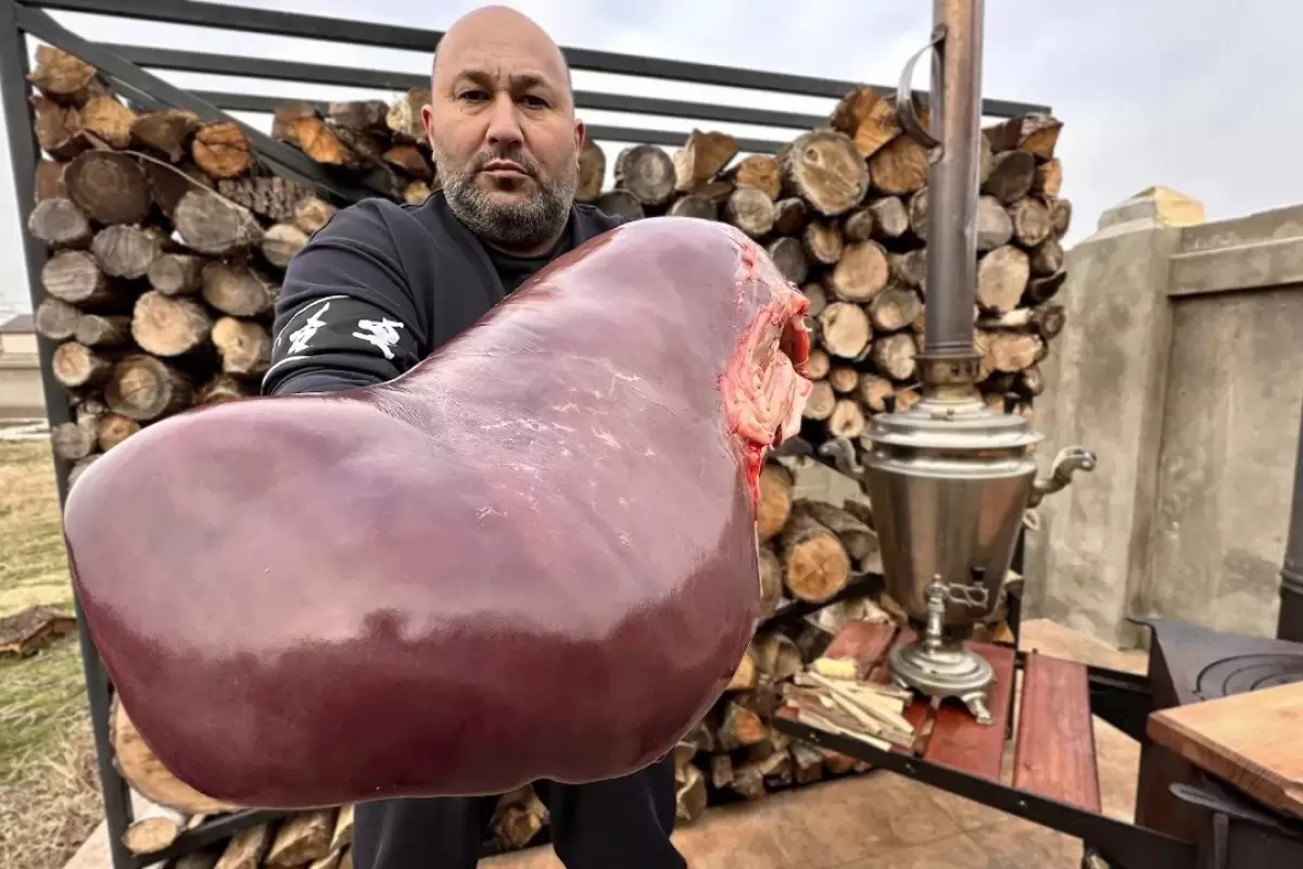 (ویدئو) غذای روستایی؛ طبخ شامی شگفت انگیز جگر گاو توسط این زوج روسی
