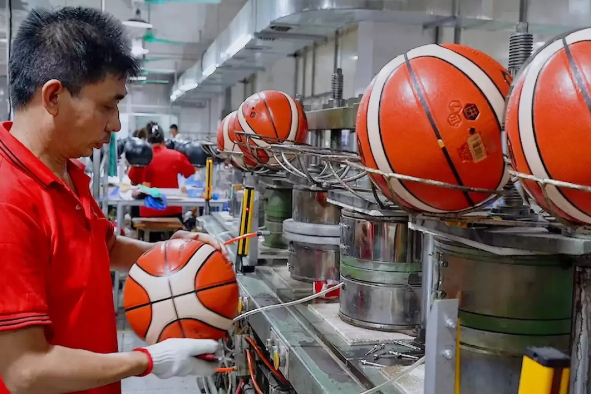 (ویدئو) چینی ها به این شکل توپ های بسکتبال مشهورشان را در کارخانه تولید می کنند