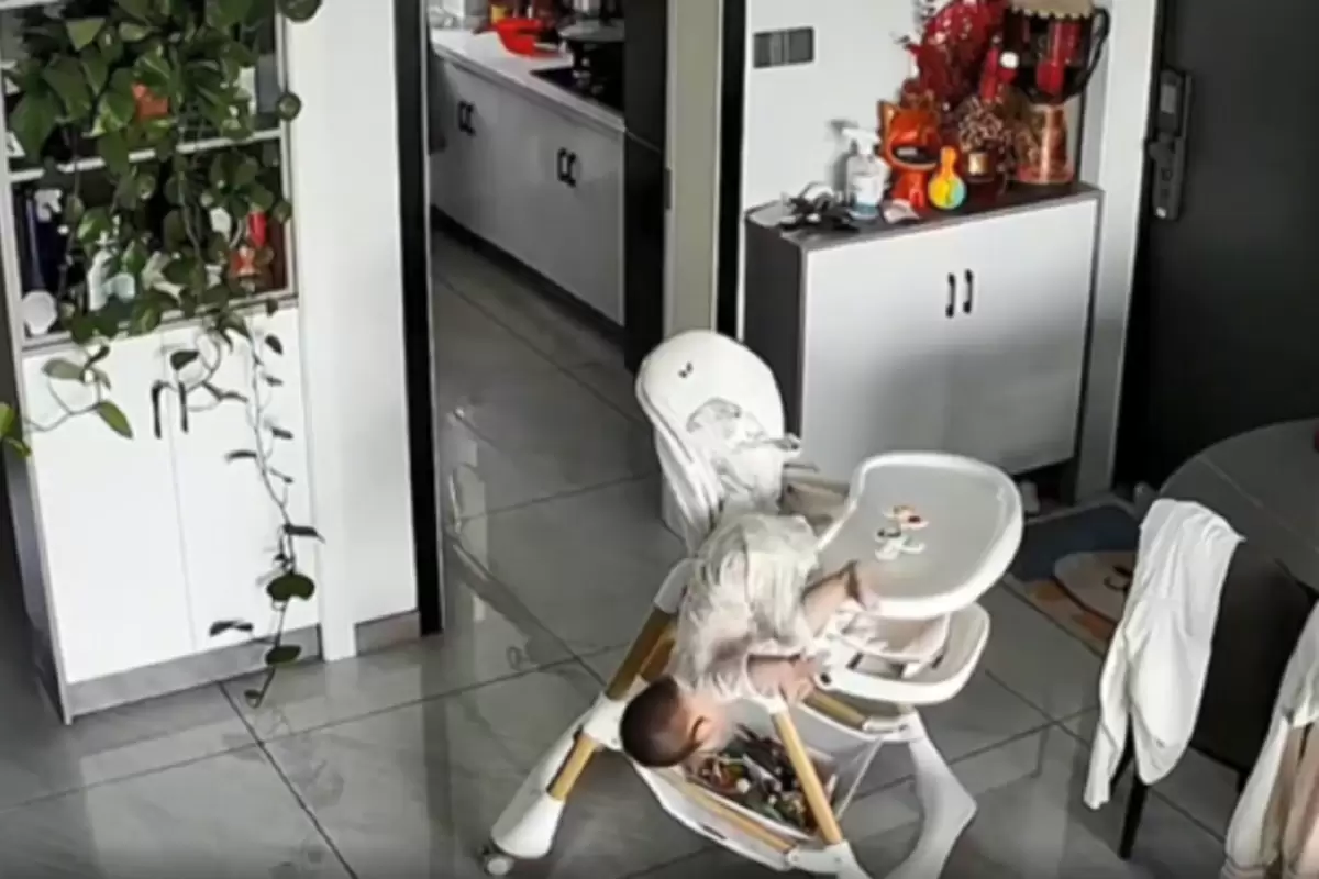 ( ویدیو) لحظاتی دلهره‌آور از آویزان شدن خطرناک یک نوزاد از صندلی غذا