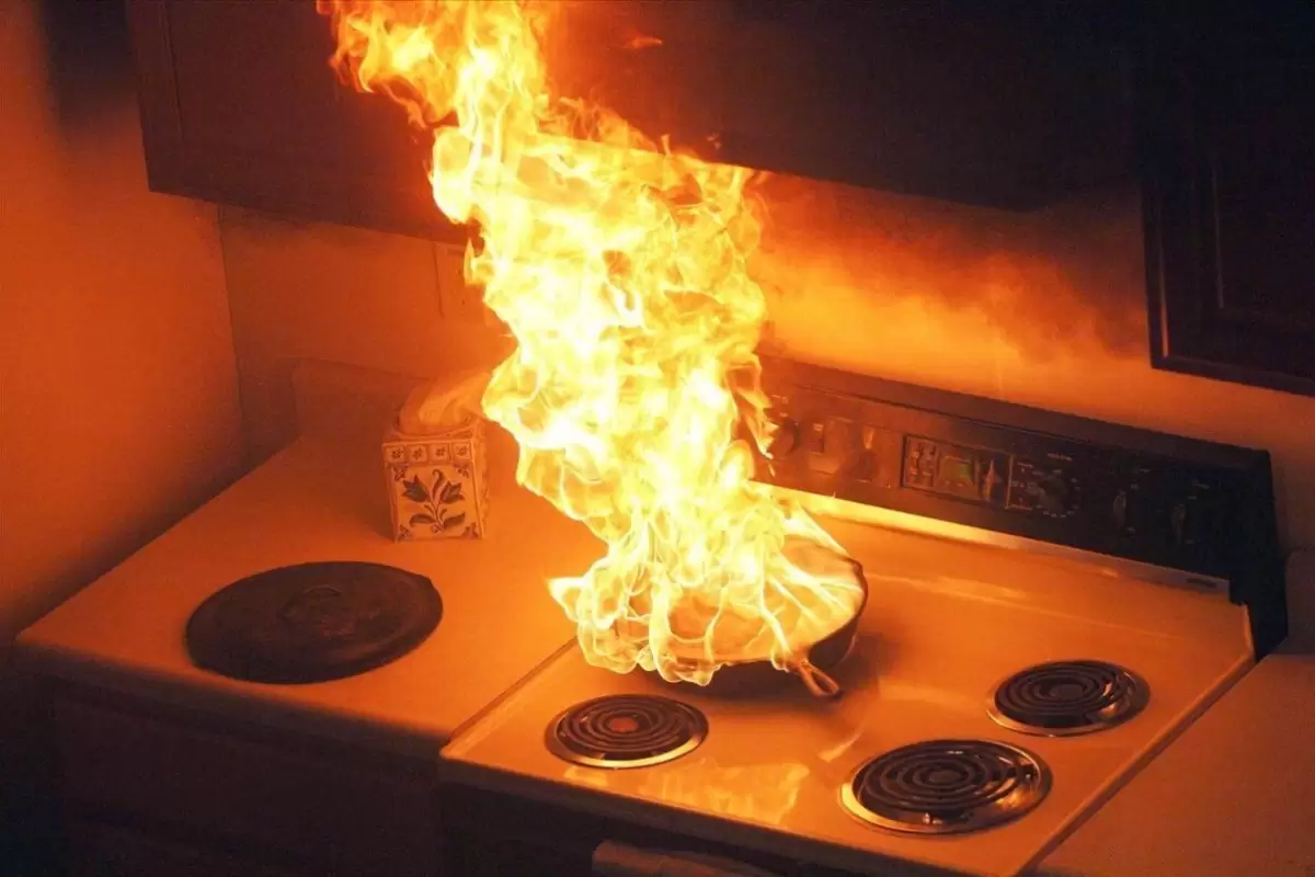 (ویدئو) لحظه وحشتناک آتش گرفتن آشپزخانه