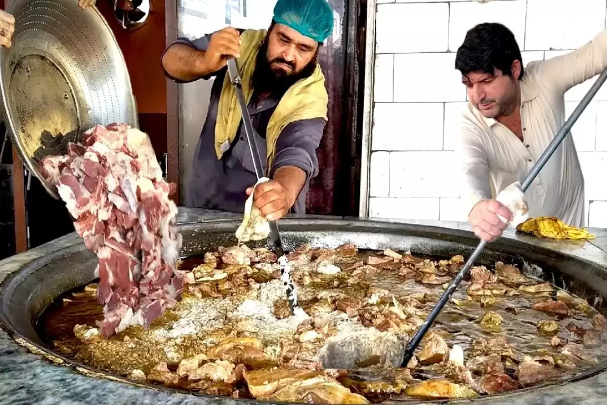 (ویدئو) پخت هیجان انگیز 700 کیلوگرم کابلی پلو در یک رستوران خیابانی در پیشاور پاکستان