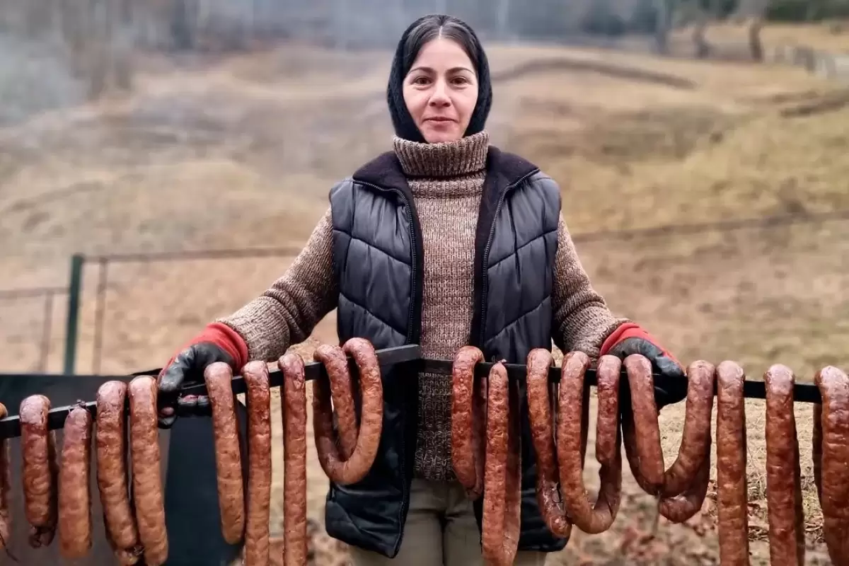 (ویدئو) زندگی در کوه های اوکراین؛ طرز تهیه سوسیس دودی خانگی به سبک اوکراینی