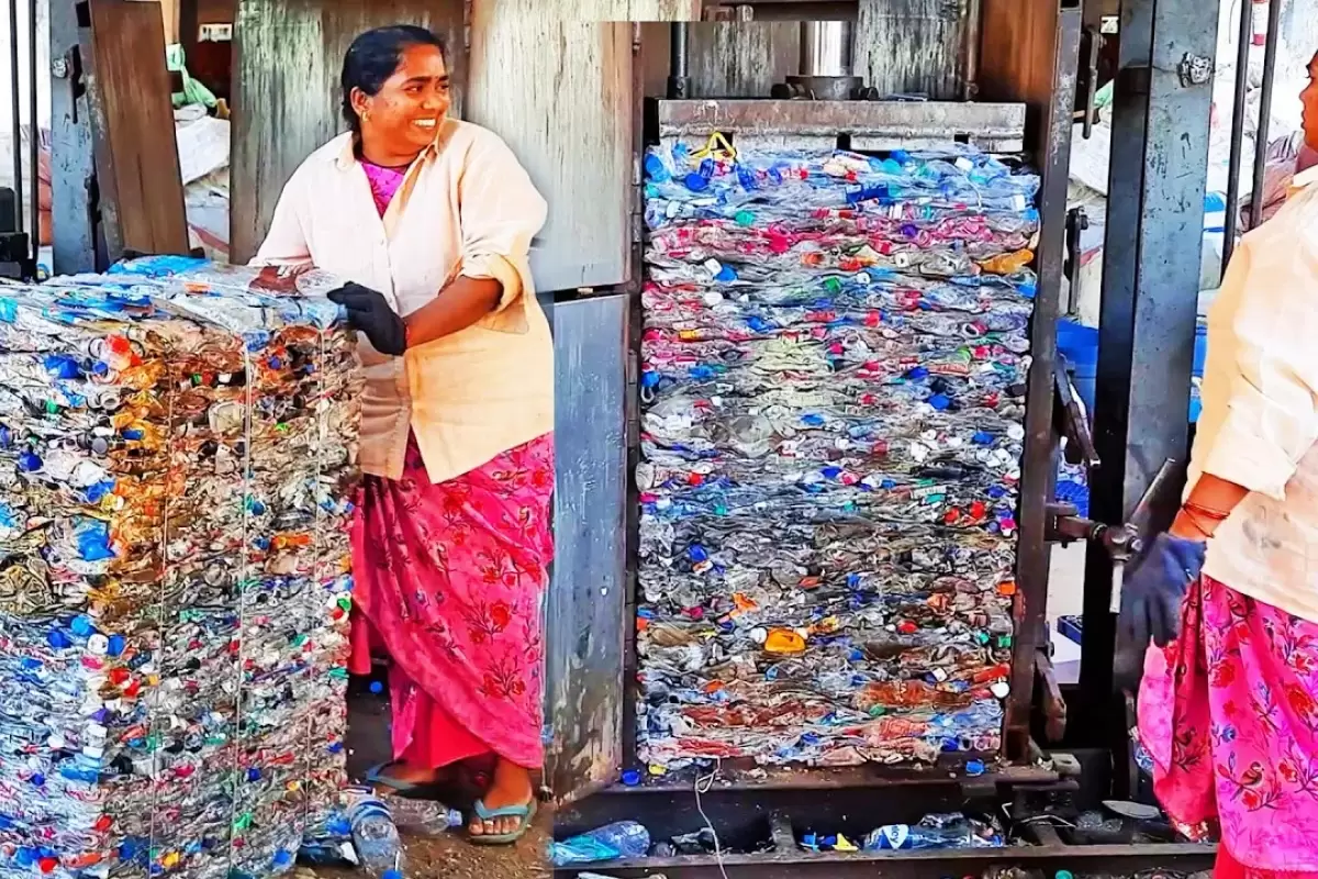 (ویدئو) بازیافت و پرس زباله های پلاستیکی توسط این چند زن زحمتکش هندی