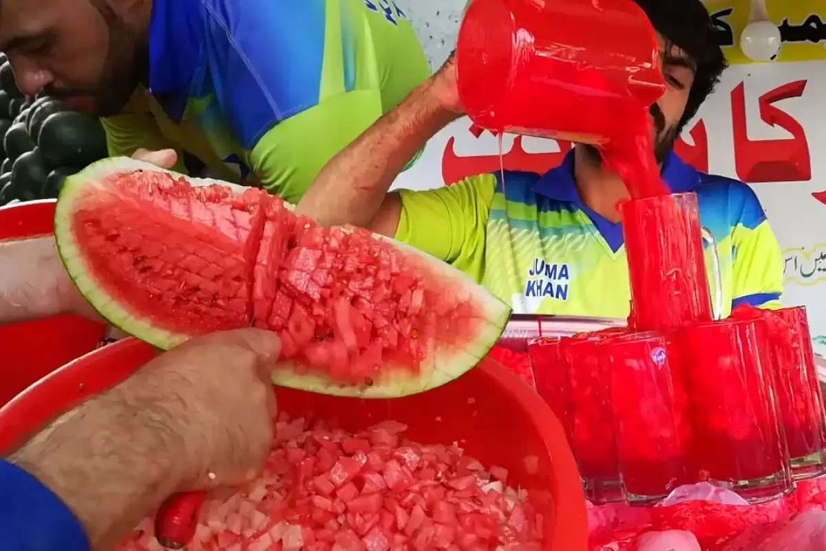 (ویدئو) مشهوترین آبمیوه فروش کراچی به این شکل متفاوت آب هنداونه تهیه می کند