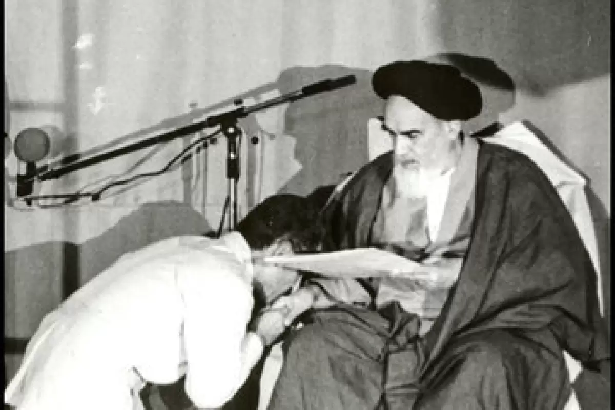  تنفیذ حکم ریاست جمهوری شهید رجایی از سوی امام خمینی (س)/ +عکس