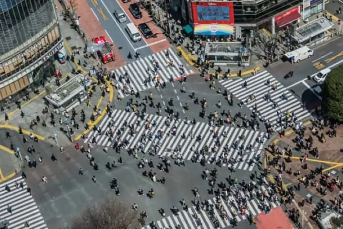 ( ویدیو) فیلمی باورنکردنی از شلوغ‌ترین چهارراه و خط عابر دنیا در توکیو