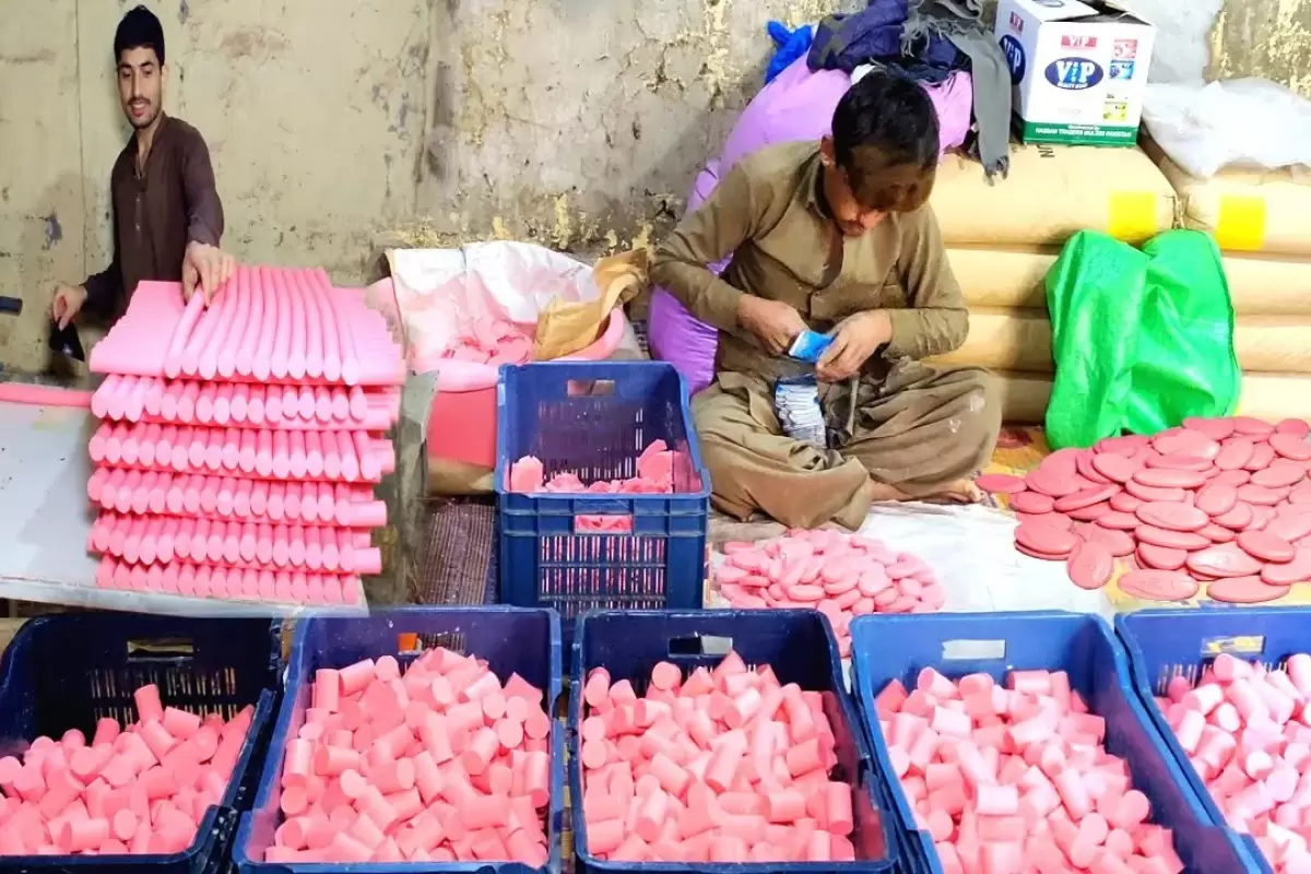 (ویدئو) فرایند باورنکردنی تولید صابون مشهور پاکستانی توسط چهار کارگر ماهر!
