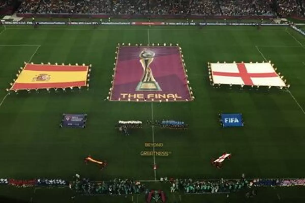 عکس‌| ملکه اسپانیا با تیپ خاص در جشن قهرمانی؛ جام روی دست بانوی اول!