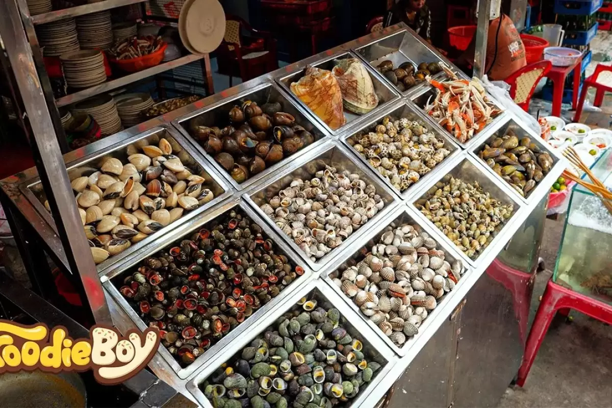 (ویدئو) غذای خیابانی؛ کباب کردن میگو، صدف و حلزون در خیابان های ویتنام را ببینید
