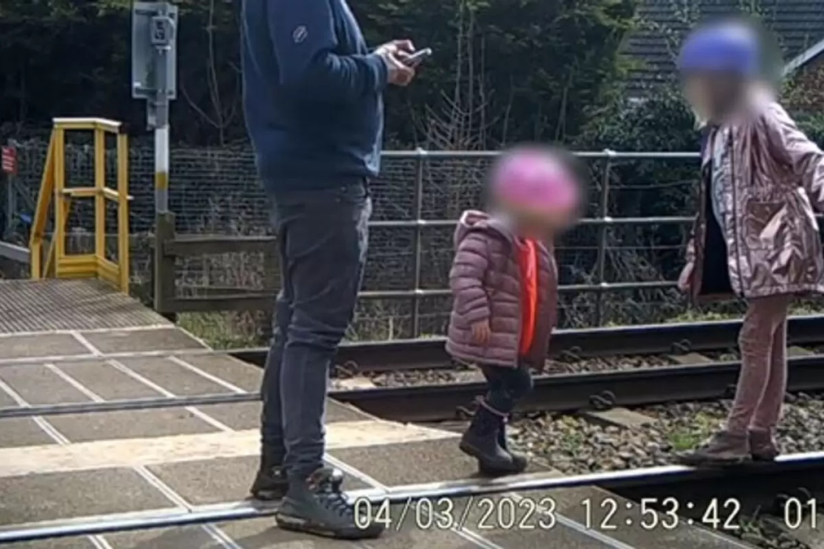 (ویدئو) حرکات خطرناک مردم روی ریل راه آهن