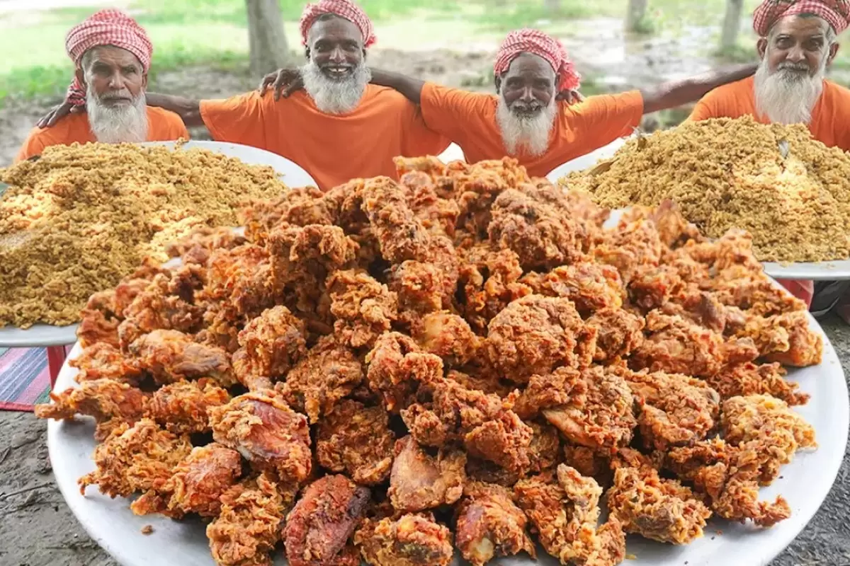 (ویدئو) غذای روستایی؛ پخت مرغ سوخاری و خیچدی برای نیازمندان توسط این 4 پدربزرگ هندی