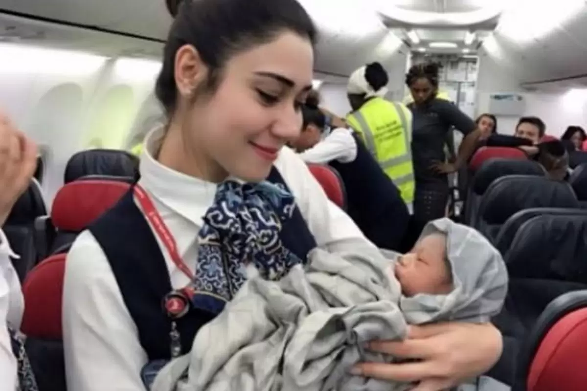 (ویدئو) لحظه باورنکردنی زایمان یک زن داخل هواپیما بدون حضور پزشک