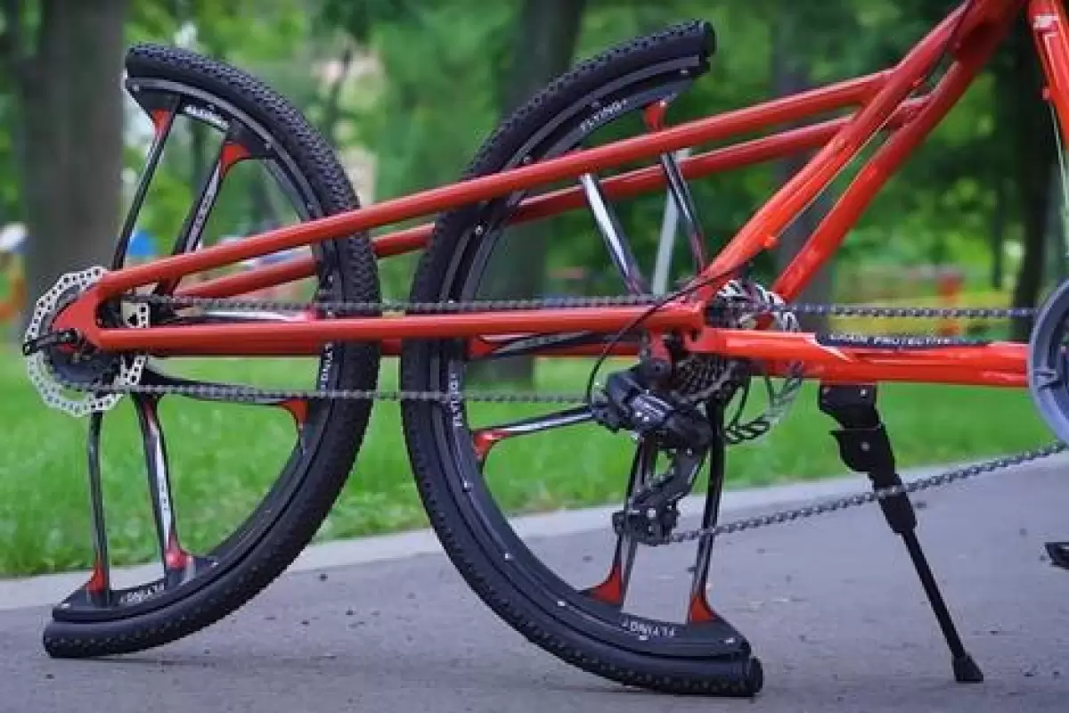 ( ویدیو+ عکس) دوچرخه ای که نصفه چرخ است؛ محصول جدید از مخترع درگیر با فیزیک!