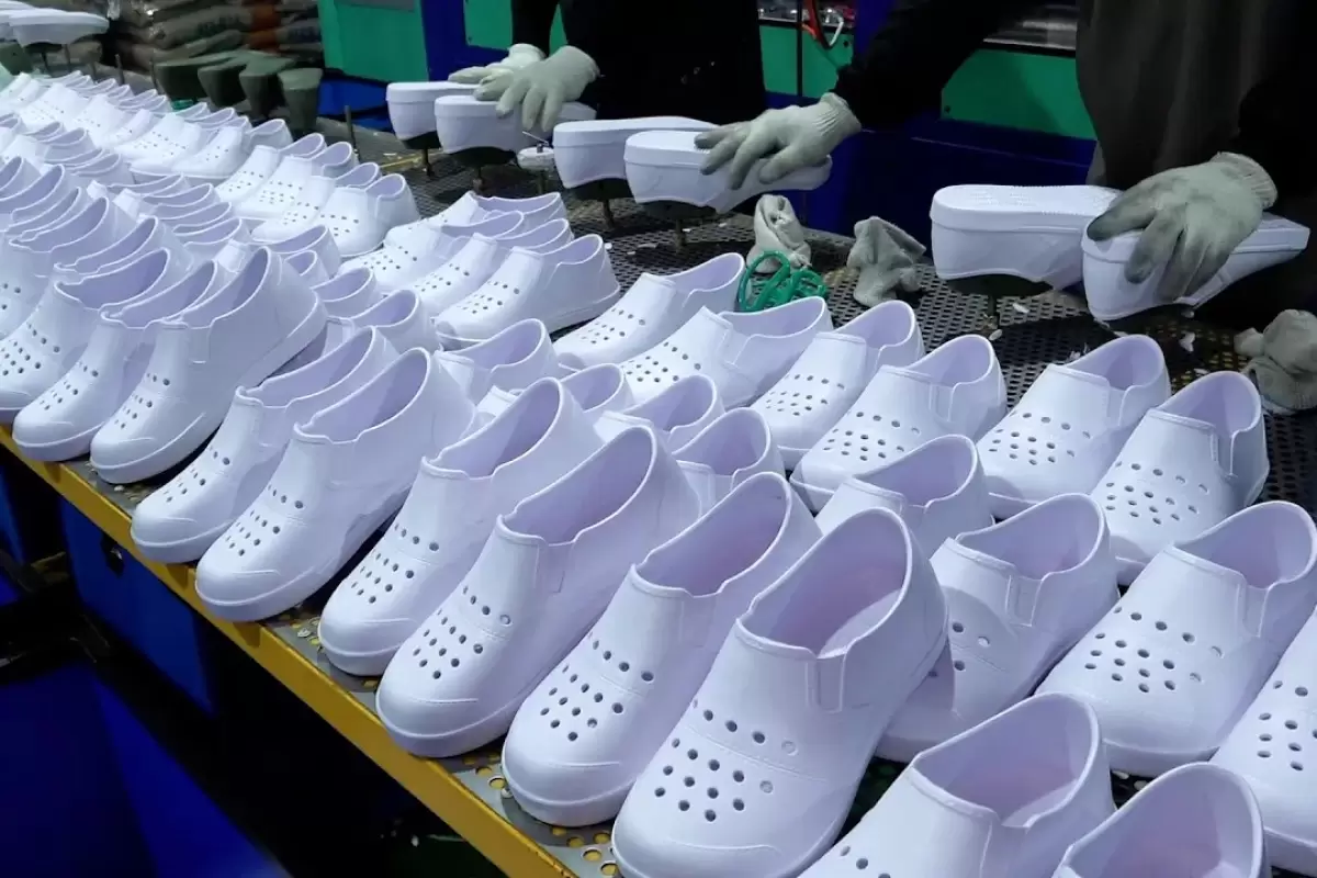 (ویدئو) فرآیند تولید انبوه دمپایی های فلیپ فلاپ مشهور کره ای در یک کارخانه