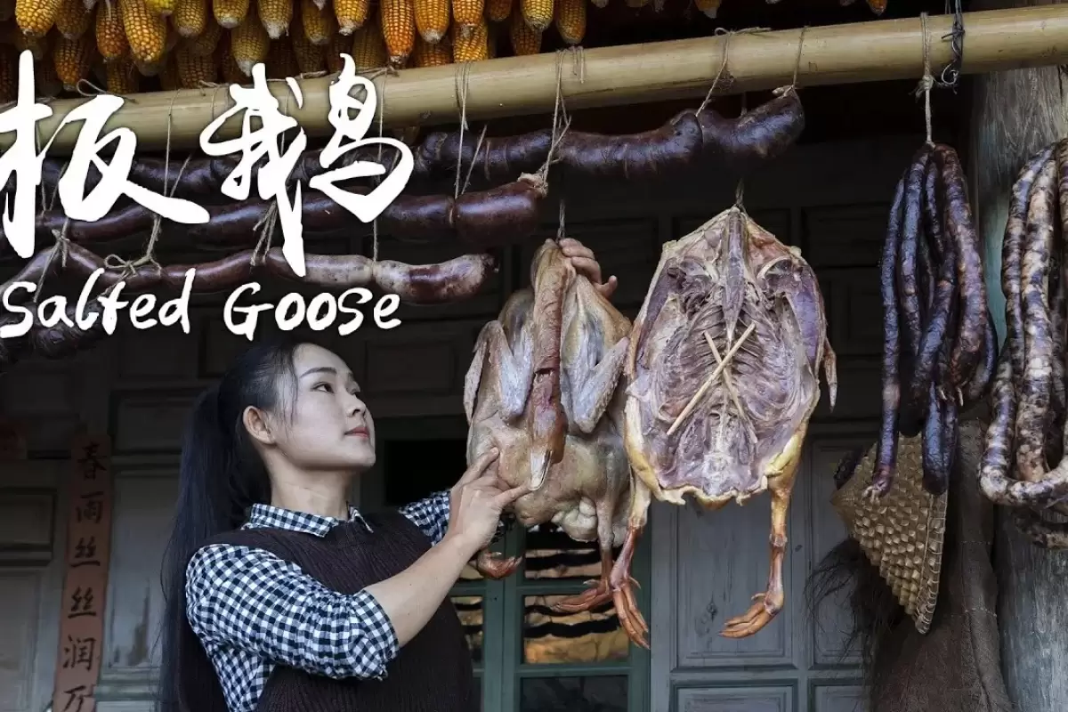 (ویدئو) فرایند شگفت‌انگیز تهیه خورشت غاز شور با پلو توسط این دختر روستایی چینی