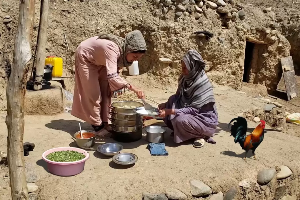 (ویدئو) زندگی روستایی در افغانستان؛ پخت جالب چلو گوشت توسط دو زن روستایی