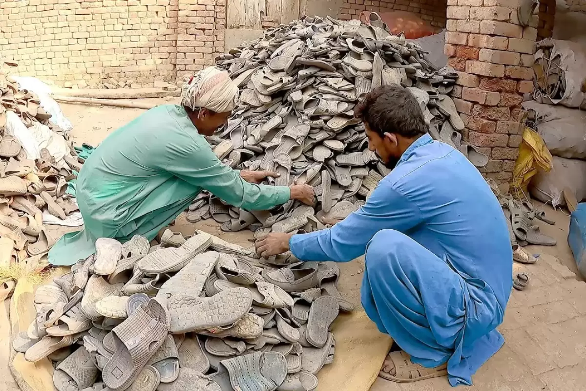 (ویدئو) پاکستانی ها به این شکل دمپایی های کهنه را به دمپایی نو تبدیل می کنند