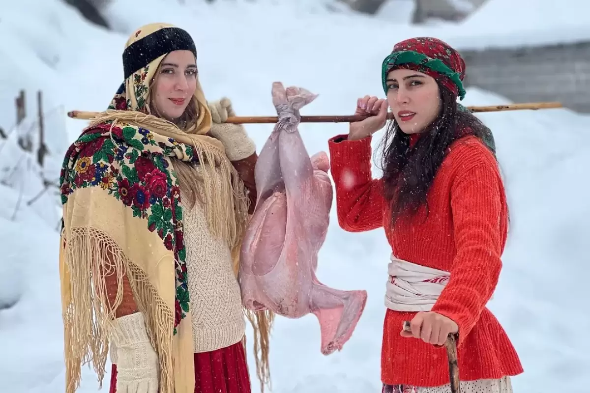 (ویدئو) پخت تماشایی بوقلمون با سبزی در یک روستای کوهستانی و برفی در ایران!