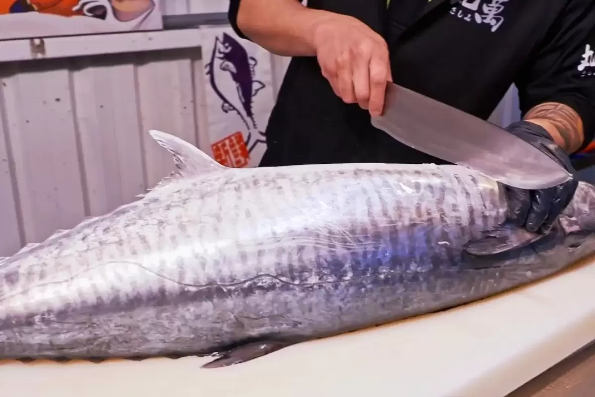 (ویدئو) مهارت هیجان انگیز این سرآشپز چینی در برش زدن و طبخ شاه ماهی