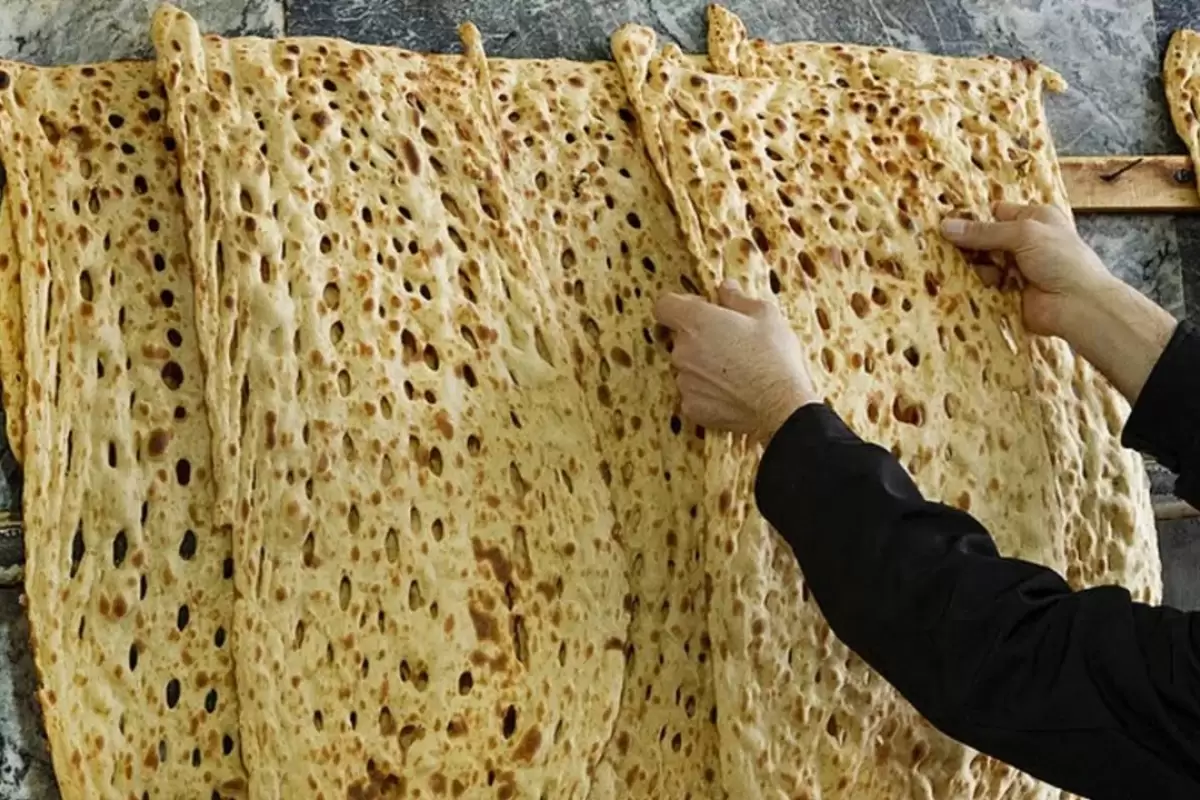 (ویدئو) فرایند آماده سازی خمیر و پخت نان سنگک در یک نانوایی