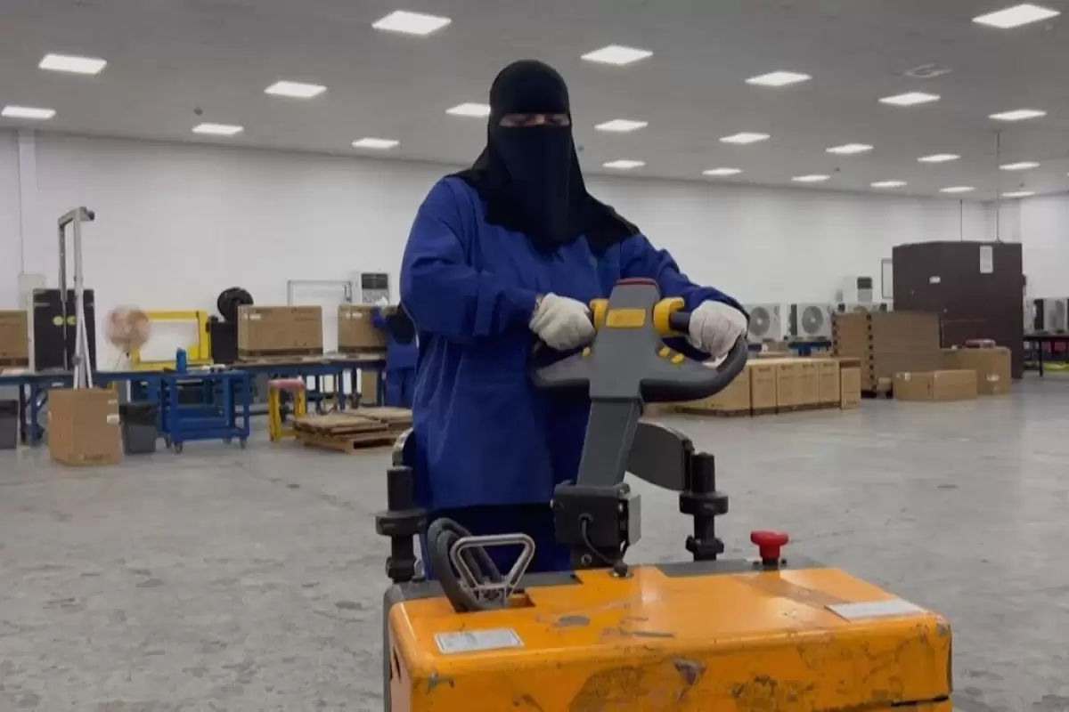 (ویدئو) زنان کارگر عربستانی در کارخانه کولرسازی
