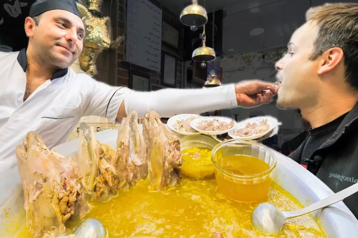 (ویدئو) واکنش جالب و دیدنی بلاگر مشهور خارجی به خوردن کله پاچه و کباب کوبیده در تهران