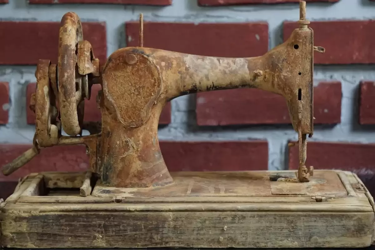 (ویدئو) فرایند شگفت انگیز مرمت و بازسازی چرخ خیاطی زنگ زده 110 ساله