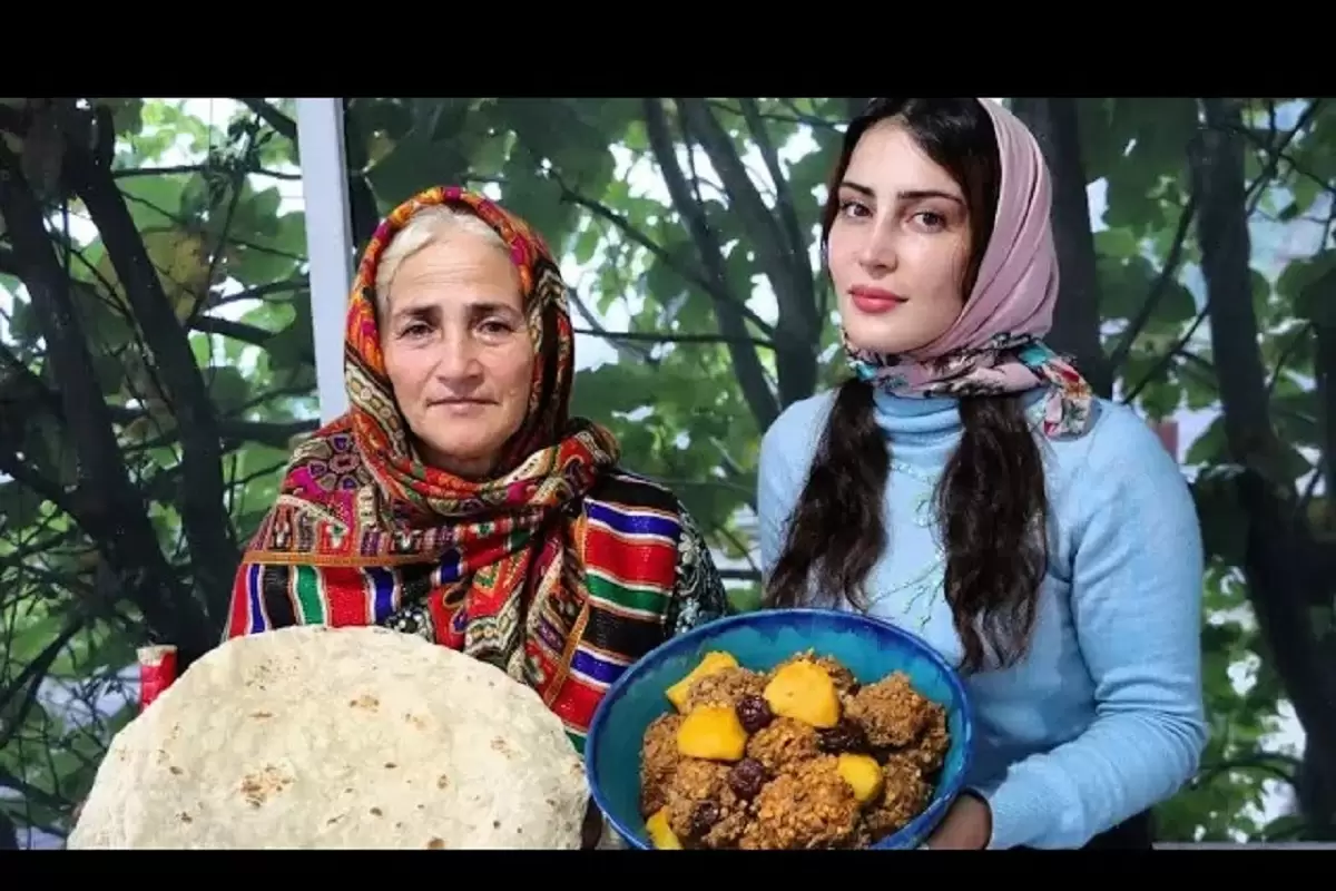 (ویدئو) غذای روستایی در ایران؛ پخت کوفته تبریزی خوشمزه در هوای بارانی توسط یک خانواده روستایی