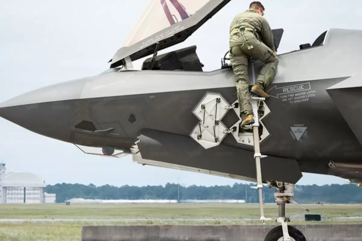 (ویدئو) خلبان ها با چه نردبانی سوار جنگنده ها میشن؟