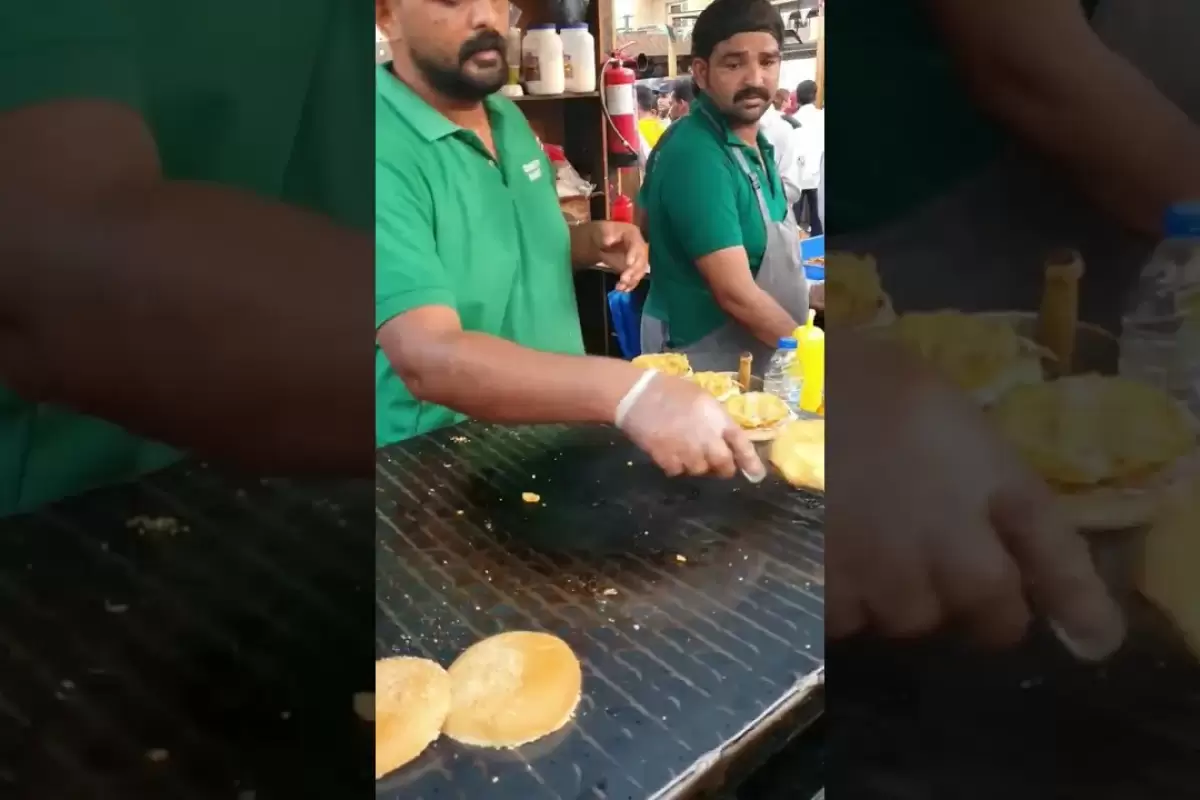 (ویدئو) غذای خیابانی؛ نحوه پخت شامی کباب مشهور پاکستانی در خیابان های دبی