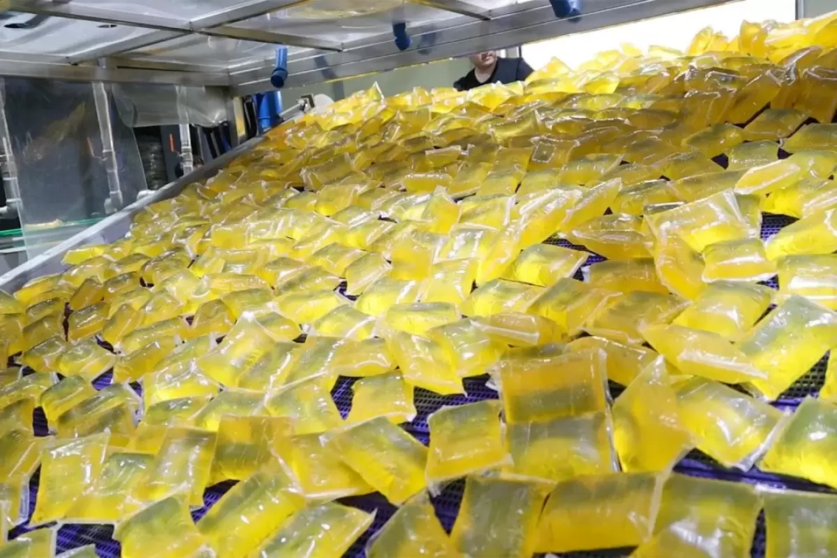 (ویدئو) کره ای ها محبوب ترین چسب جهان را به این شکل در کارخانه تولید می کنند!