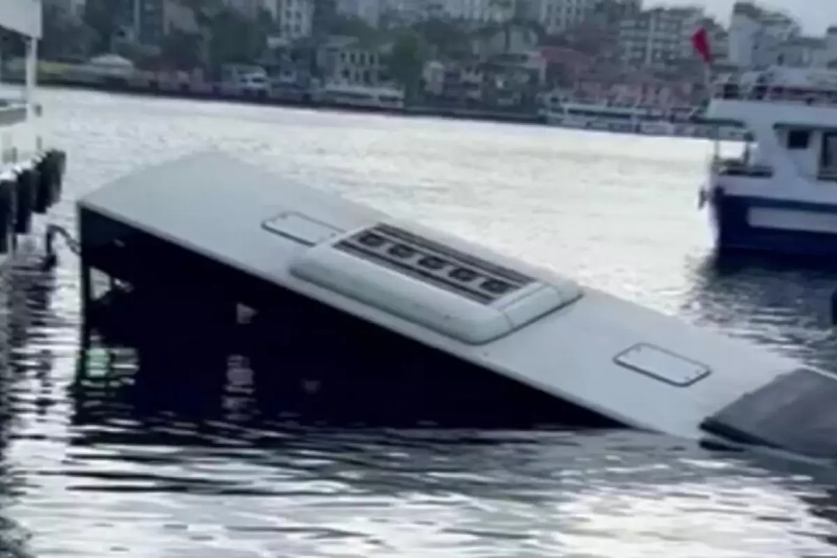 (ویدیو) سقوط وحشتناک اتوبوس شهرداری به دریا در استانبول