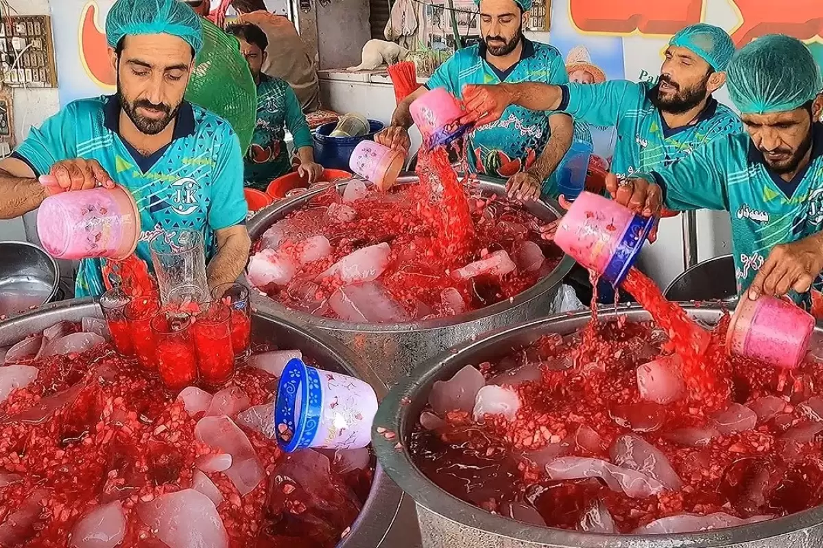 (ویدئو) مهارت برش هندوانه؛ تهیه آب هندوانه متفاوت به سبک این فروشنده پاکستانی