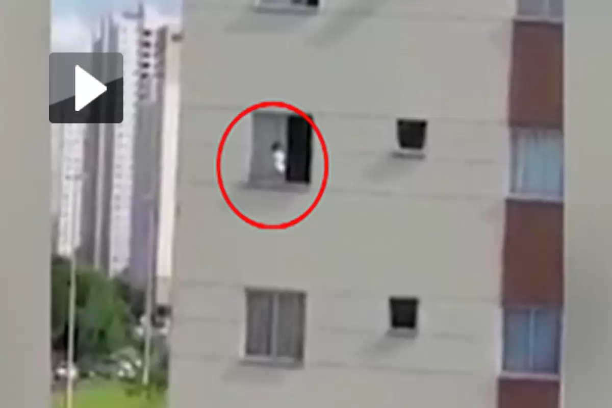 (ویدئو) بازی ترسناک یک کودک؛ قایم‌باشک روی لبه آپارتمان ۲۰ متری!