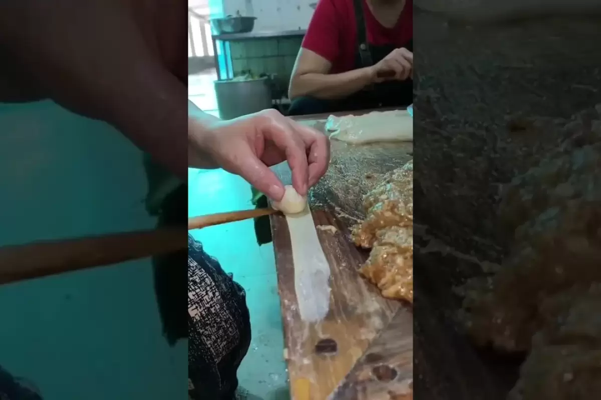 (ویدئو) کره ای ها به این شکل کوفته گوشت مشهورشان را طبخ می کنند