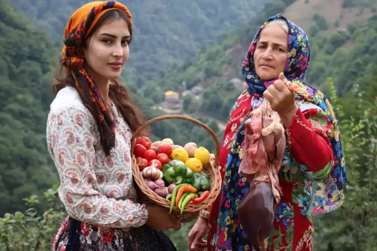 (ویدئو) غذای روستایی در ایران؛ پخت هیجان انگیز دل و جگر گوسفند با سیب زمینی و نان تنوری